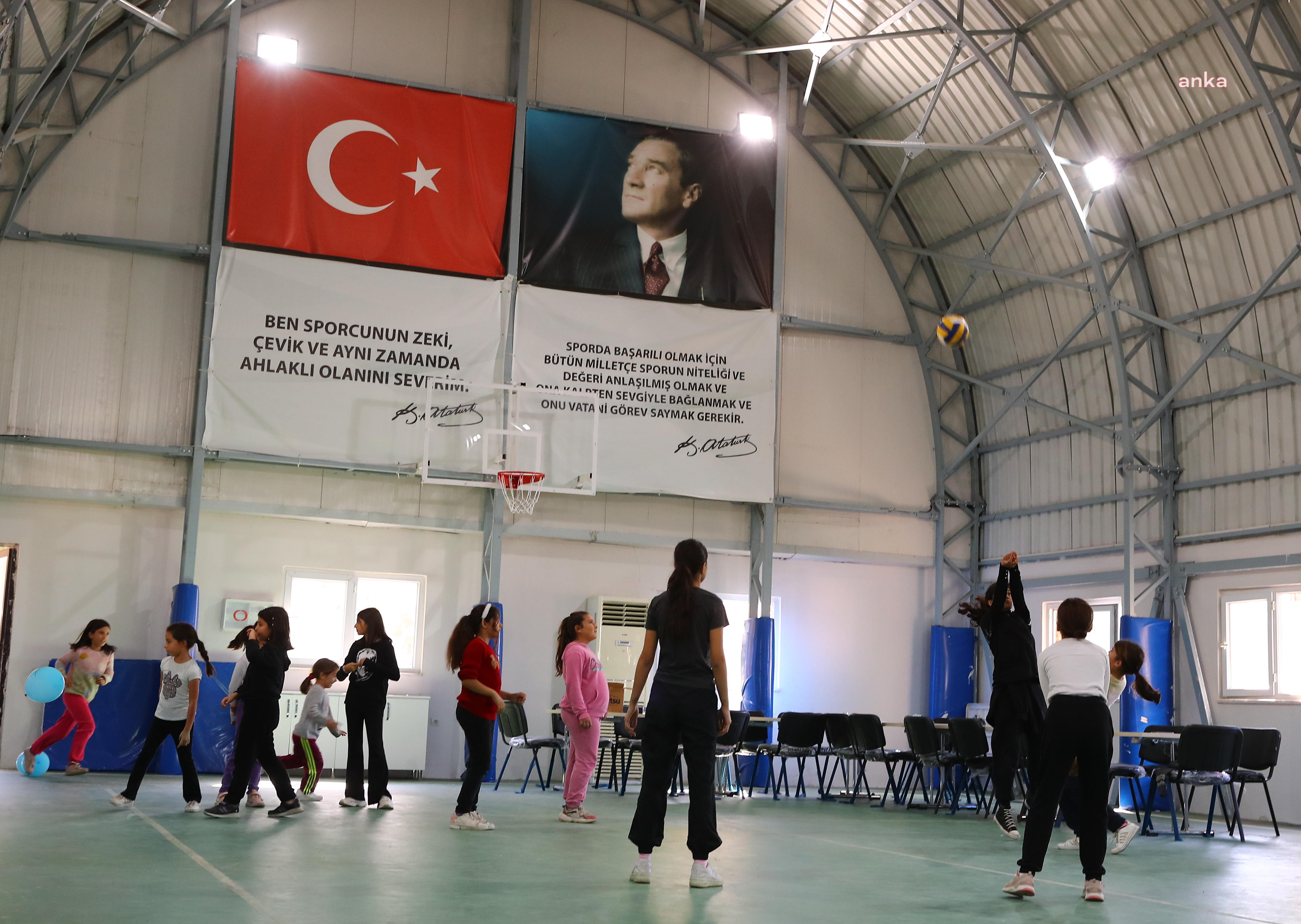 Antalya Büyükşehir Belediyesi’nin hayata geçirdiği Bilim Köyü’nde öğrenciler eğlenerek öğreniyor