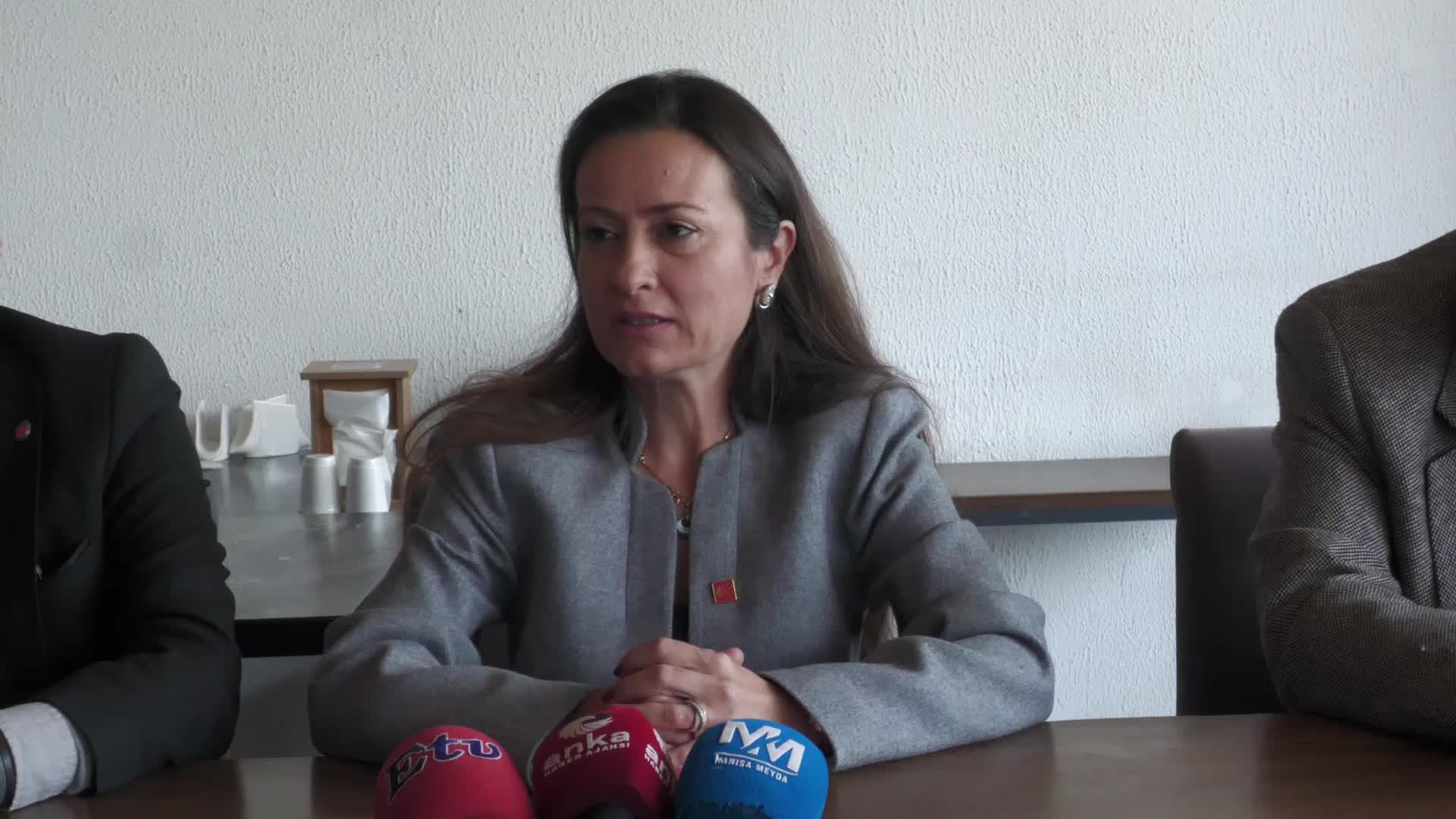 CHP Manisa İl Başkanı Özalper'den Salihli Devlet Bahçeli Kent Meydanı'nın adının değiştirilmesi sonrası yaşanan olaylarla ilgili açıklama: Andımız kaldırılırken aynı tepkiyi görmek isterdim