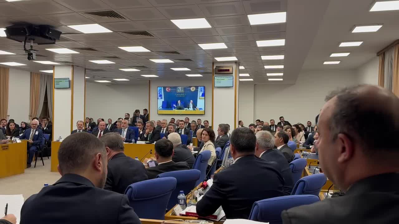 Plan ve Bütçe Komisyonu... Bakan Işıkhan'ın "En borçlu belediyeler CHP’li belediyeler" sözlerine CHP'li Arı, "AKP’li belediye başkanlarından devralınan borç diyeceksiniz" tepkisini gösterdi