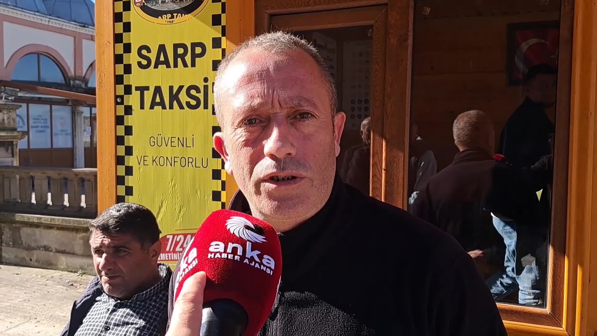 Sarp Sınır Kapısı'nda çalışan taksici esnafı: "Aktif çalışan taksicilere vergide ve mazotta indirim uygulanmalı"
