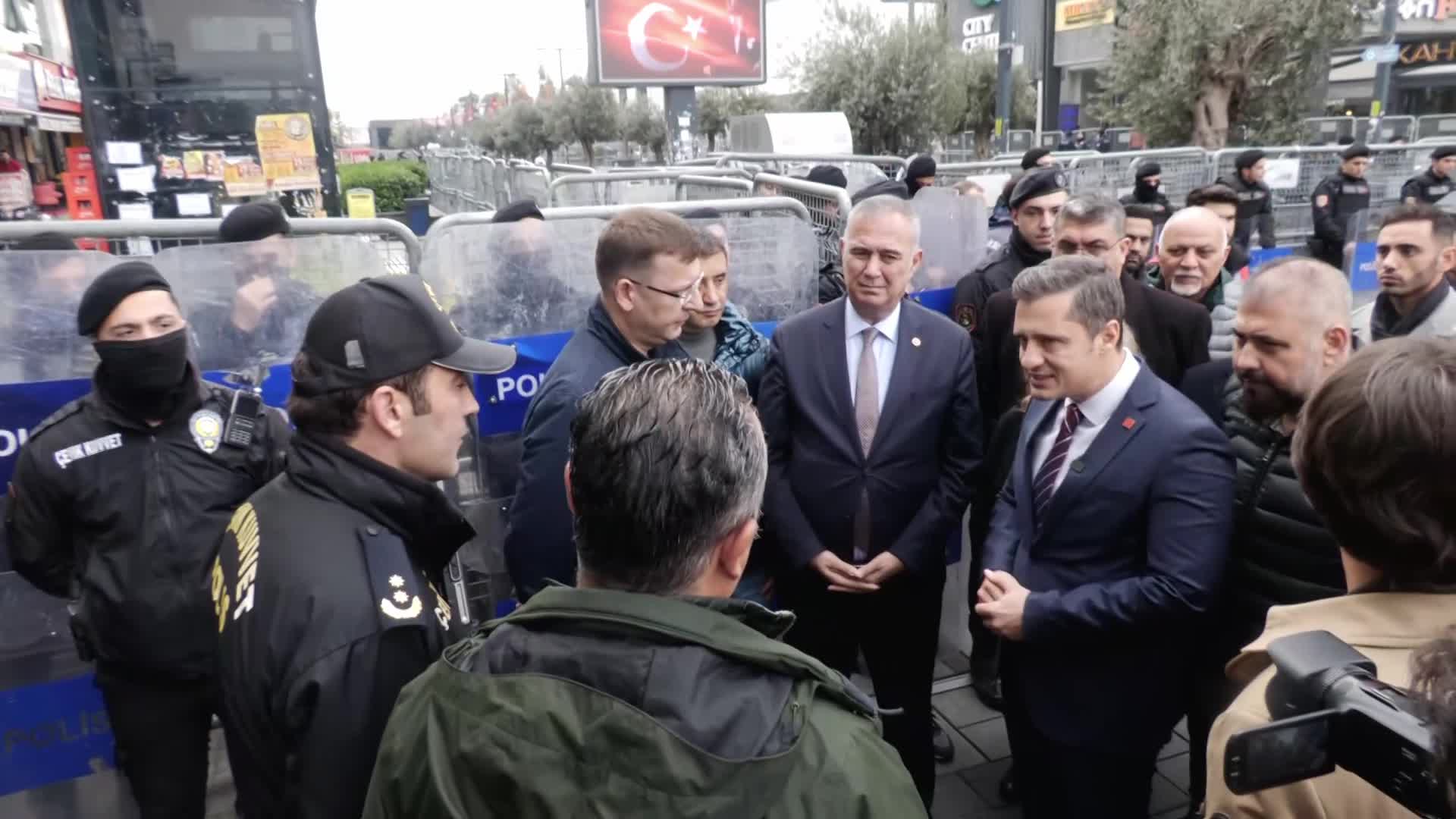 CHP'nin Esenyurt'ta ''Demokrasi Nöbeti'' sürüyor... Gökan Zeybek: "10 milyar 450 milyon bütçeyi peşkeş çekme dönemi bitti"