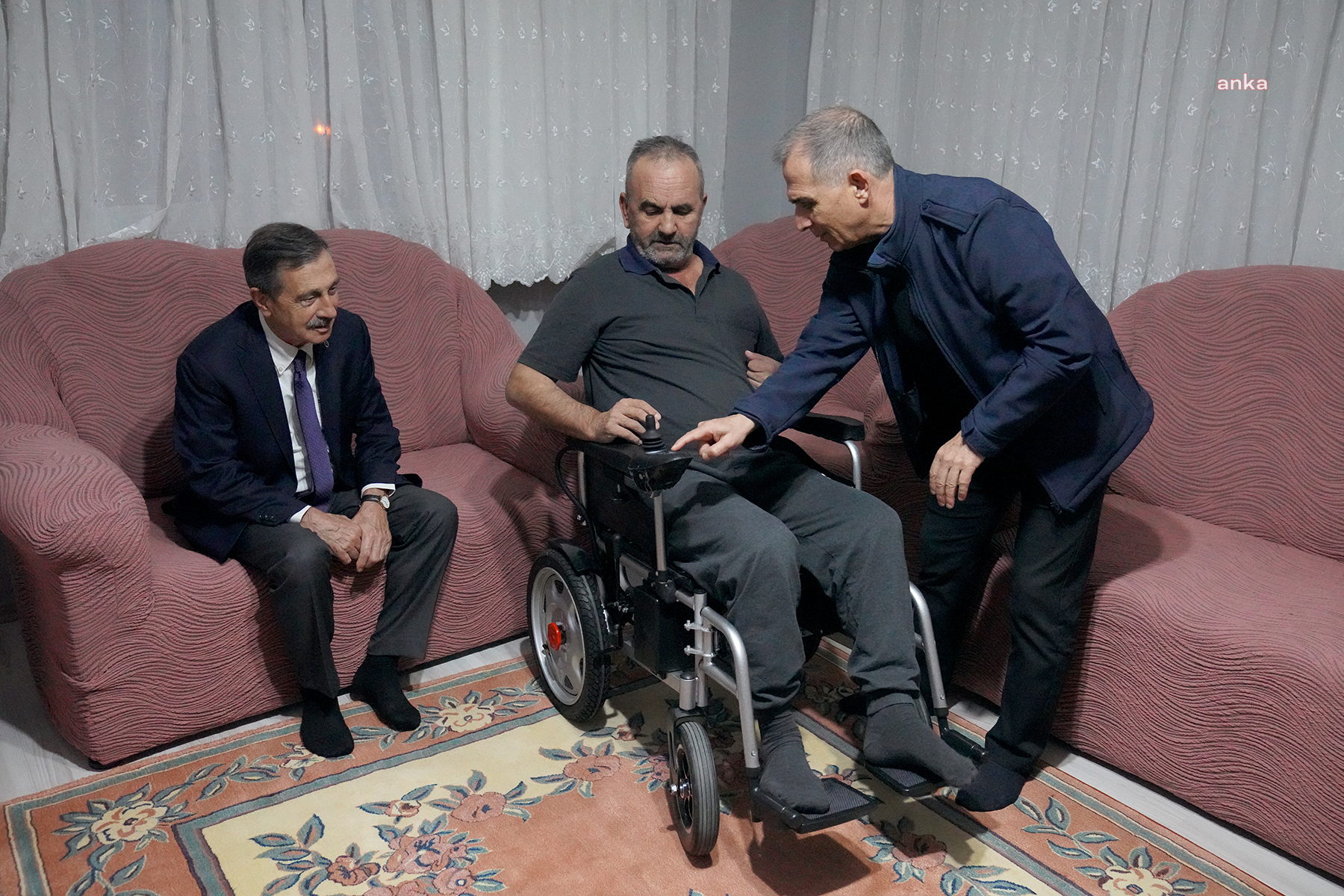 Tepebaşı Belediye Başkanı Ataç, engelli vatandaşa akülü aracını teslim etti