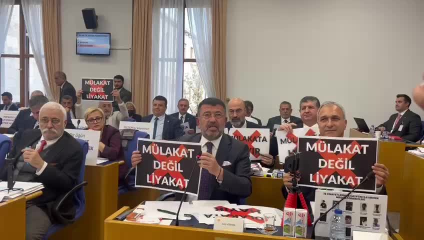 TBMM Plan ve Bütçe Komisyonu... MEB bütçesinin görüşüldüğü komisyonda, CHP'li milletvekillerinden "mülakat" protestosu