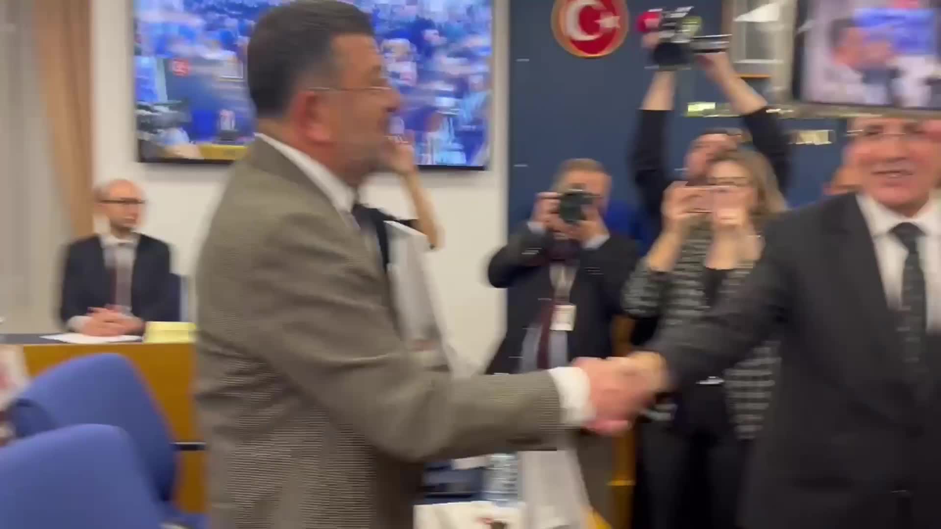 TBMM Plan ve Bütçe Komisyonu'nda Bakan Şimşek'e abaküslü “enflasyon ve faiz” protestosu... Veli Ağbaba: "Nebati’yi elleriniz kızarıncaya kadar alkışladınız, Şimşek’i de elleriniz kızarıncaya kadar alkışlayın"
