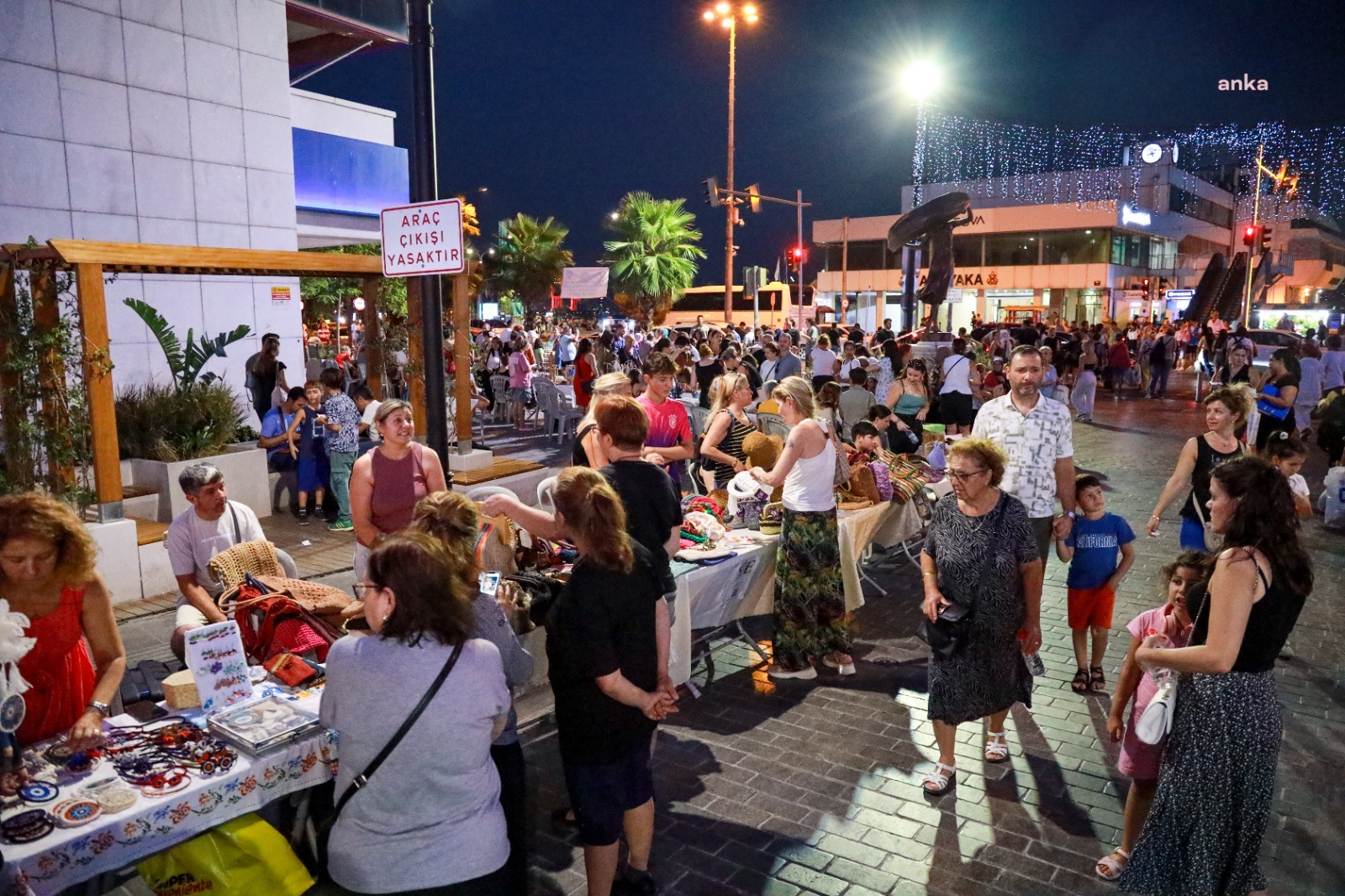 Karşıyaka Belediyesi tarafından düzenlenen 'El Emeği Gece Pazarı' kapanış yaptı