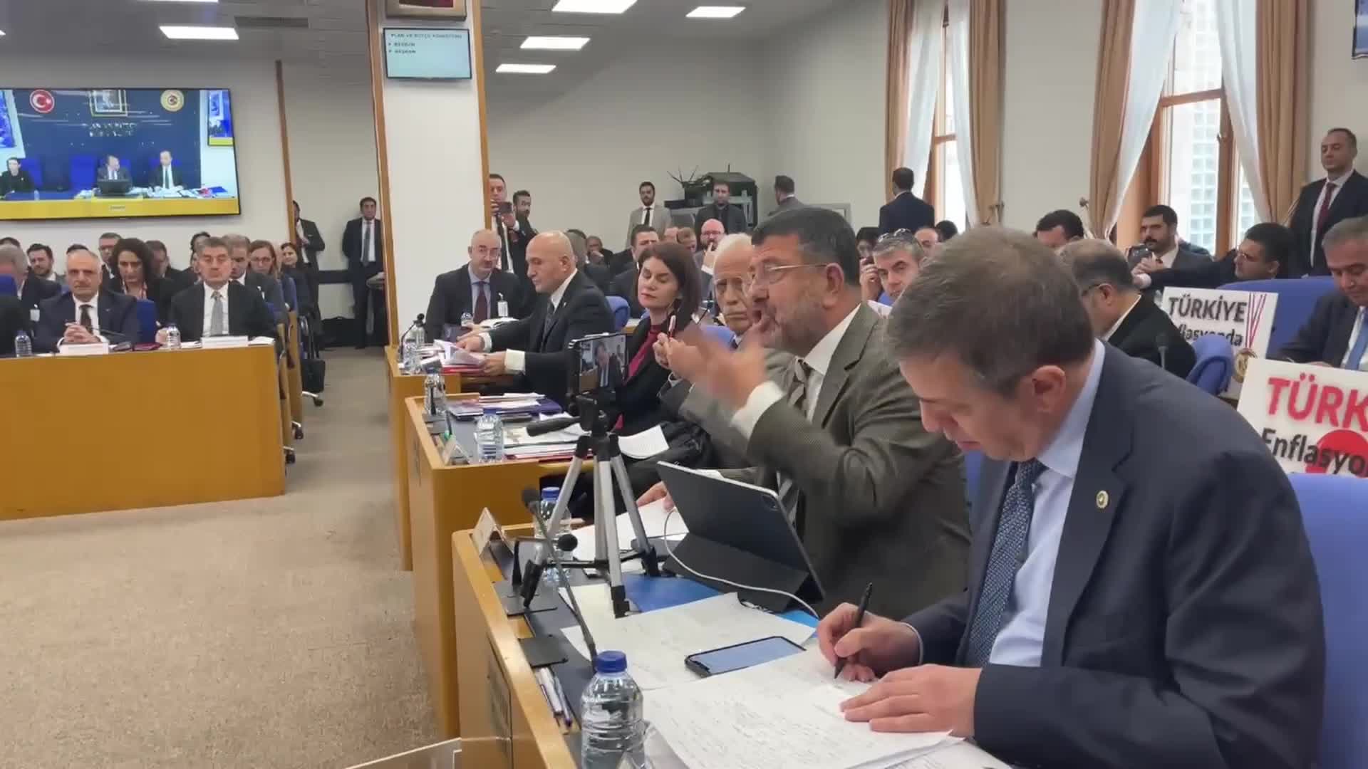 TBMM Plan ve Bütçe Komisyonu... Veli Ağbaba: "SPK gibi önemli bir kuruma hiçbir deneyimi olmayan, sadece İstanbul'da siyasi operasyonlar yapan bir başsavcının eşinin atanması SPK'nın da çökmesine sebep olacak"