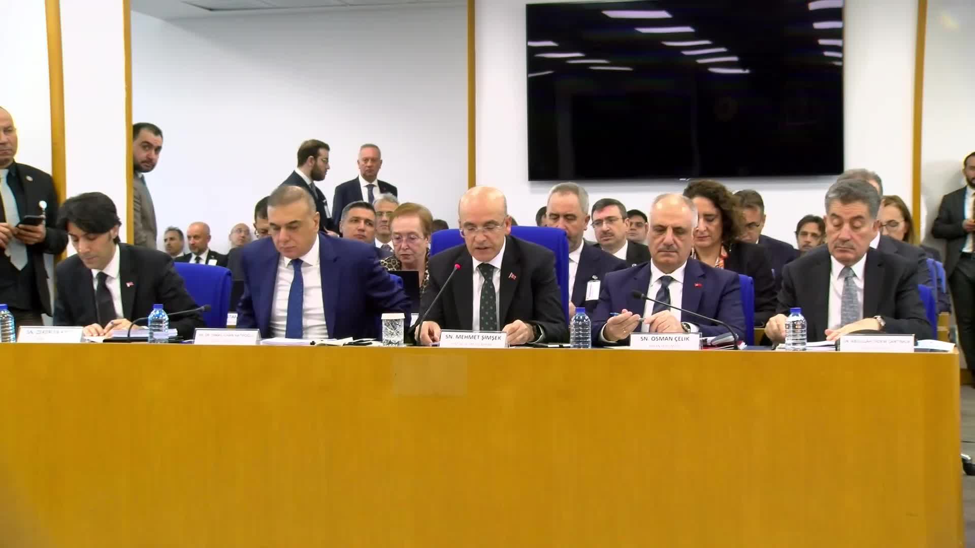 TBMM Plan ve Bütçe Komisyonu... Bakan Mehmet Şimşek: "Ülkemizde vergi yükünün yüksek olduğu algısı gerçeği yansıtmıyor. Vergi sistemimizdeki temel sorun dolaysız vergilerin yeterli düzeyde olmamasıdır"