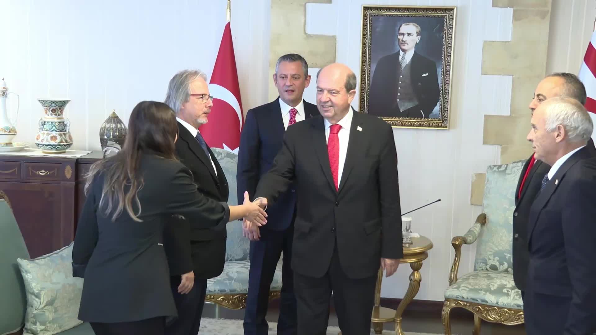 Özgür Özel, KKTC'de Cumhurbaşkanı Ersin Tatar ile görüştü... Özel: "Temel hedefimiz AB’dir. KKTC’yi bir yerde bırakarak hiçbir yere girmeyiz”