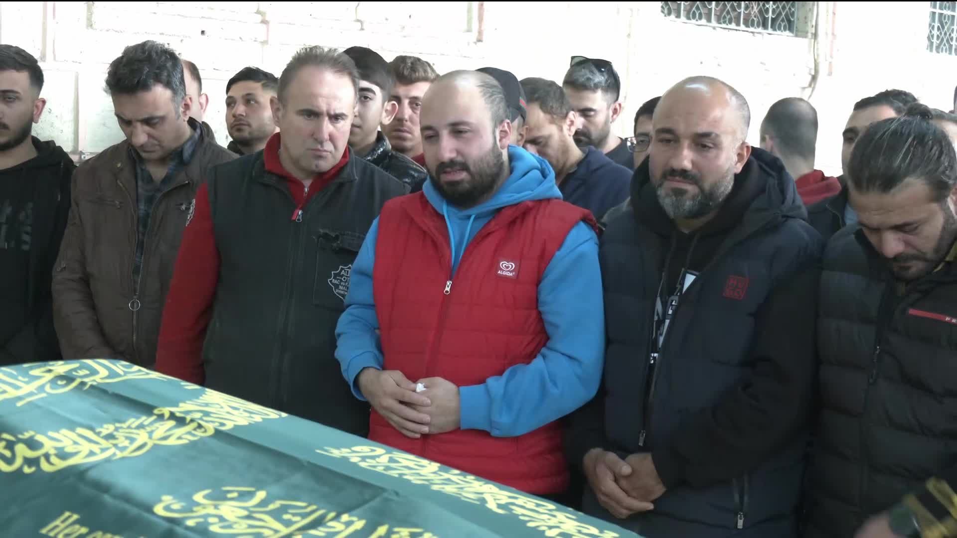 İzmir'de ilaçlama yapılan binada zehirlenerek yaşamını yitiren  1 yaşındaki bebek son yolculuğuna uğurlandı
