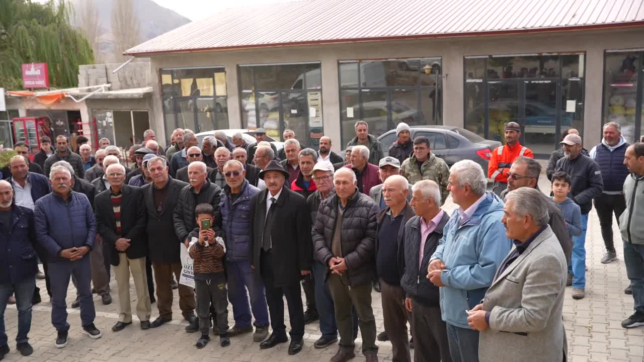 Malatya ve Sivas’ta 5 mahallenin maden sahası ilan edilmesine köylülerden tepki... 86 yaşındaki vatandaş: "Bunlara sahip olun. Biz bunları size teslim ediyoruz"