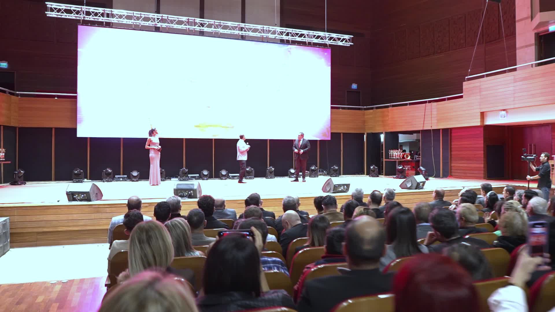 Buca Belediye Başkanı Duman, İzmir'in 30 ilçesinde yüz yüze yapılan anketlerle “Yılın Belediye Başkanı” seçildi