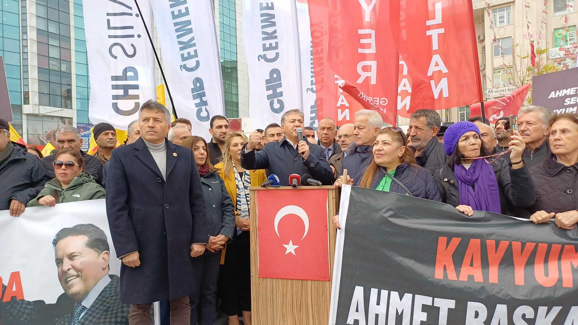 ''Demokrasi Nöbeti''nde konuşan CHP Grup Başkanvekili Murat Emir: "Kayyum atayacağınıza işinizi yapın. Uyuşturucu baronları ile mücadele edin"