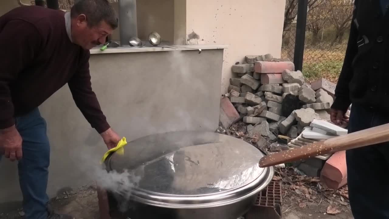 Malatya’da geleneksel hale gelen 'Abdal Musa Lokması' etkinliği, Engüzekliler Cem ve Kültür Evi’nde gerçekleştirildi