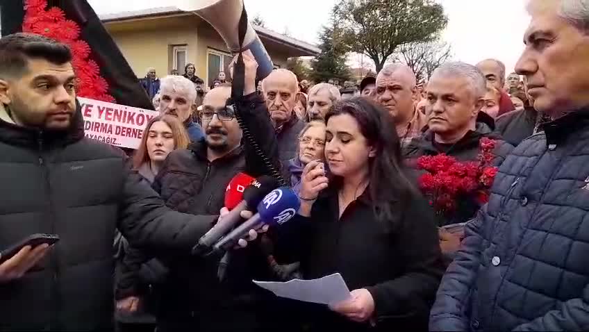 Kaldırımda yürürken otomobilin çarpmasıyla can veren hemşirenin öldüğü yerde karanfilli eylem