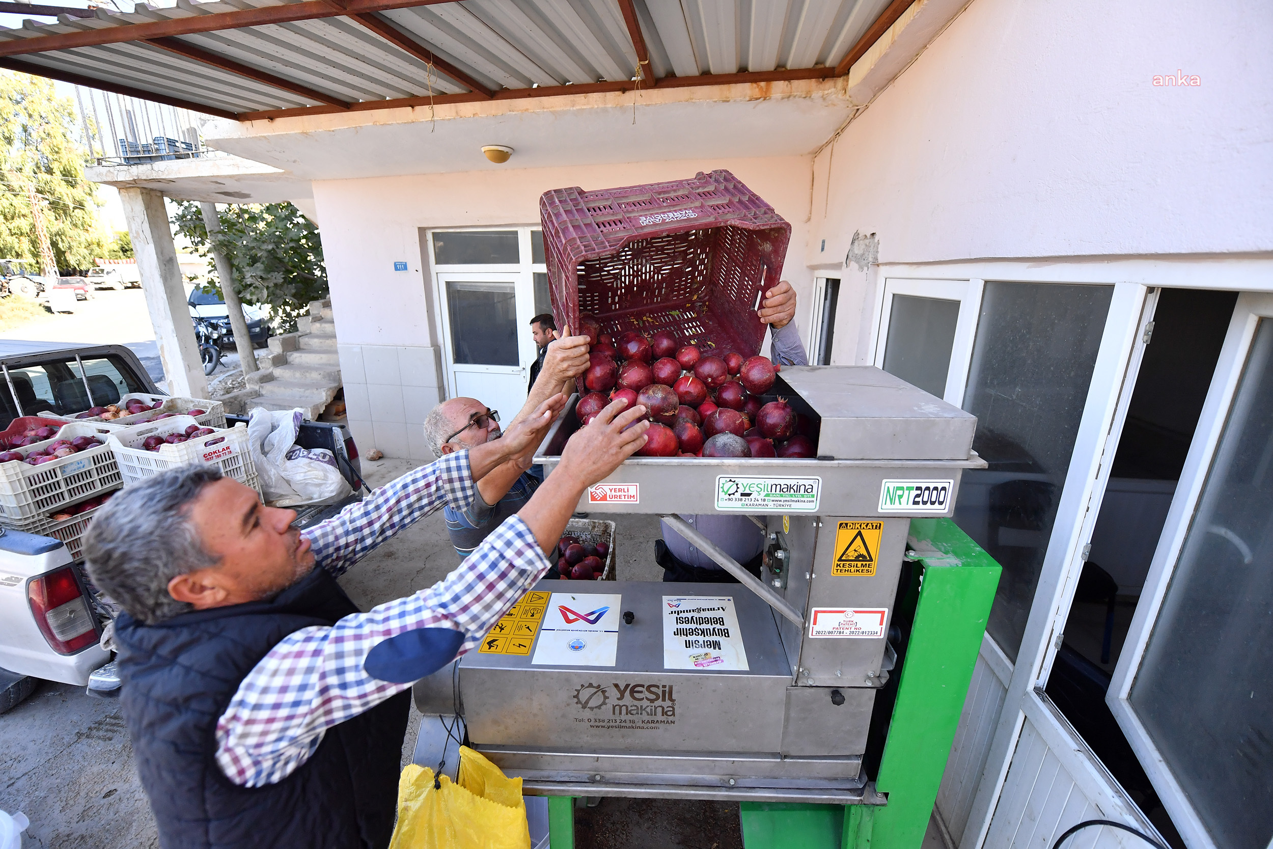 Mersin Büyükşehir Belediyesi'nden üreticilere nar taneleme makinesi desteği