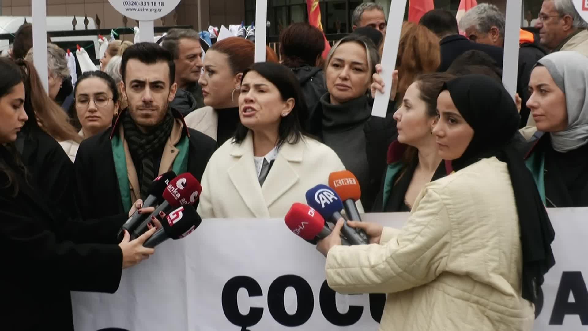 Yenidoğan çetesi davası....Bakırköy Adliyesi önünde siyasi partiler ve dernekler açıklama yaptı