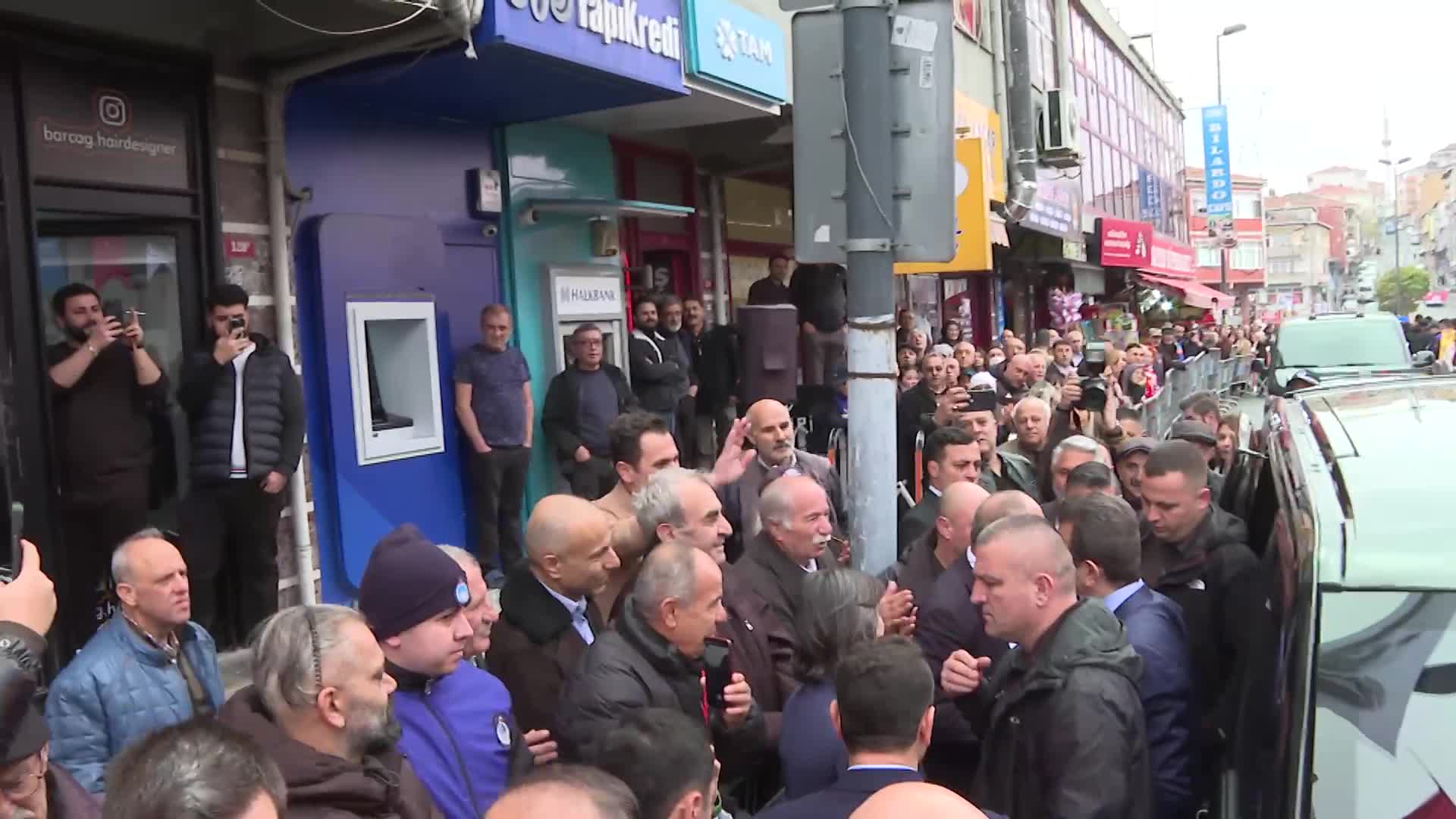 İmamoğlu, Üsküdar Belediyesi’nin açtığı Kent Lokantası’nın ilk yemeklerini dağıttı