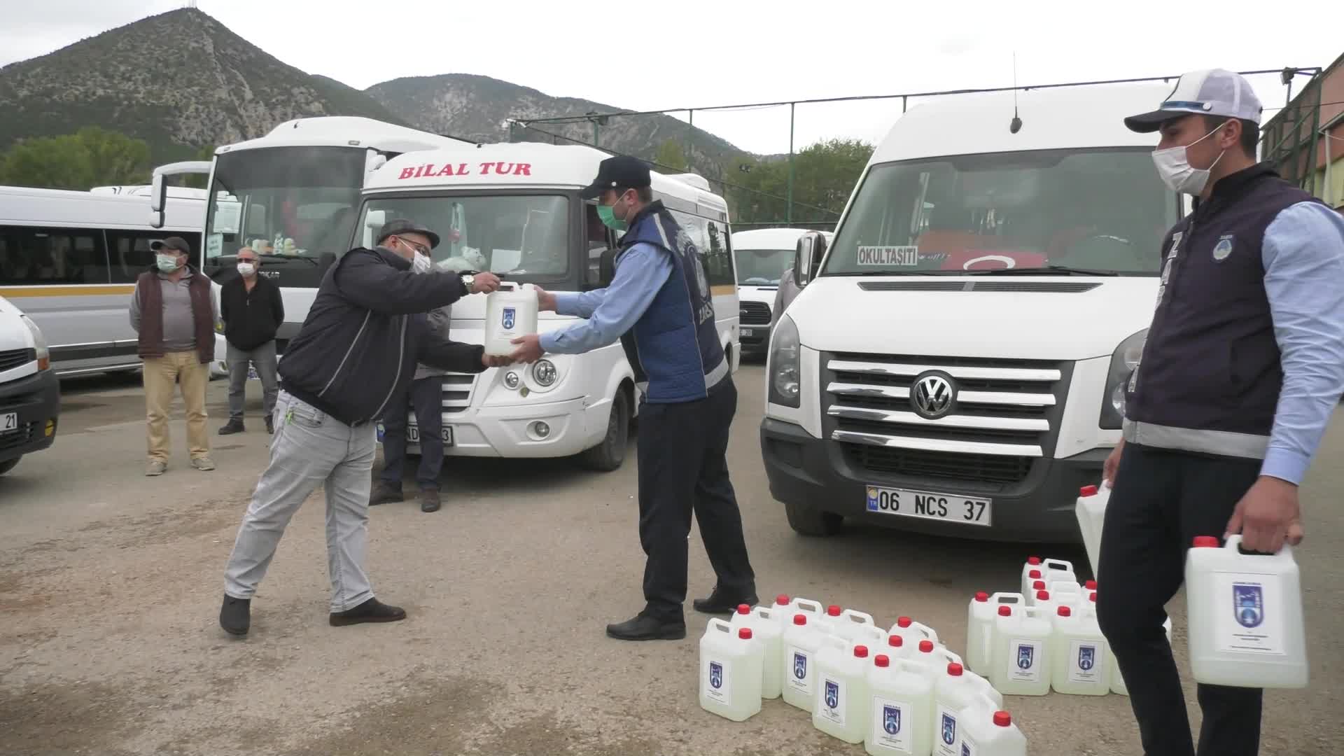 ANKARA BÜYÜKŞEHİR BELEDİYESİ NALLIHAN'DA ESNAFA VE VATANDAŞLARA MASKE DAĞITIMI YAPTI