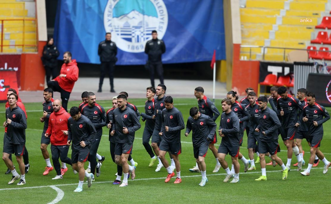 Kayseri'de son çalışmasını yapan A Milli Futbol takımı Karadağ'a hareket etti