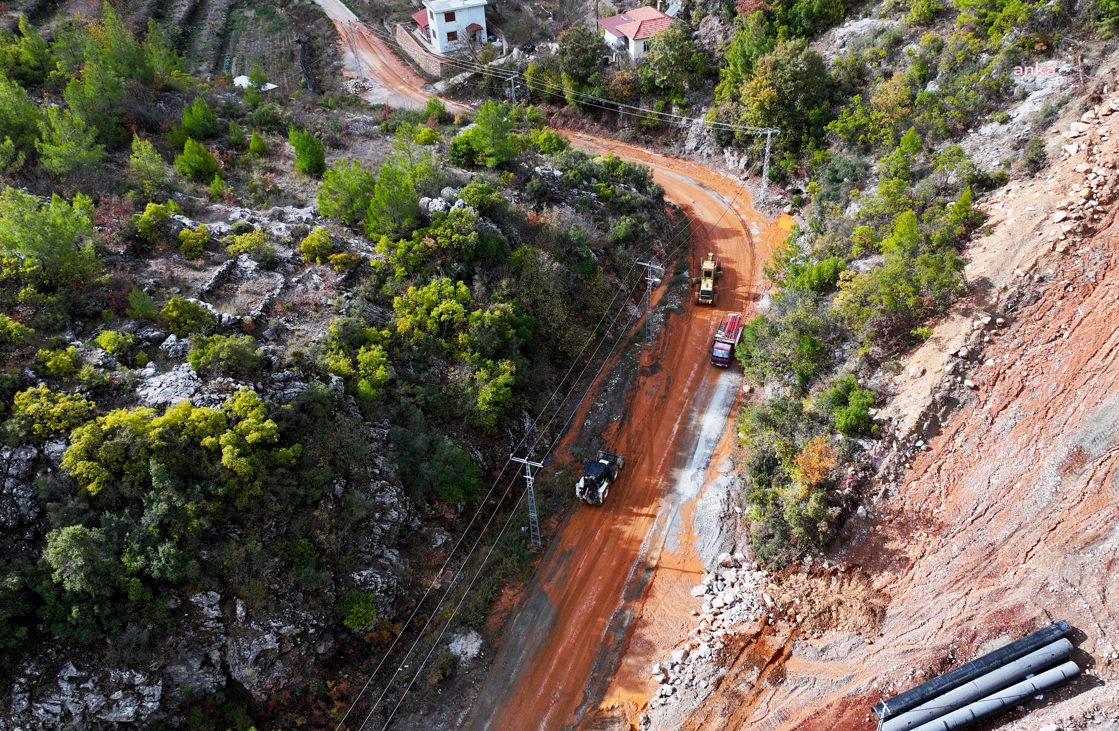 Alanya Belediyesi’nden sağanak nedeniyle kapanan yollara müdahale