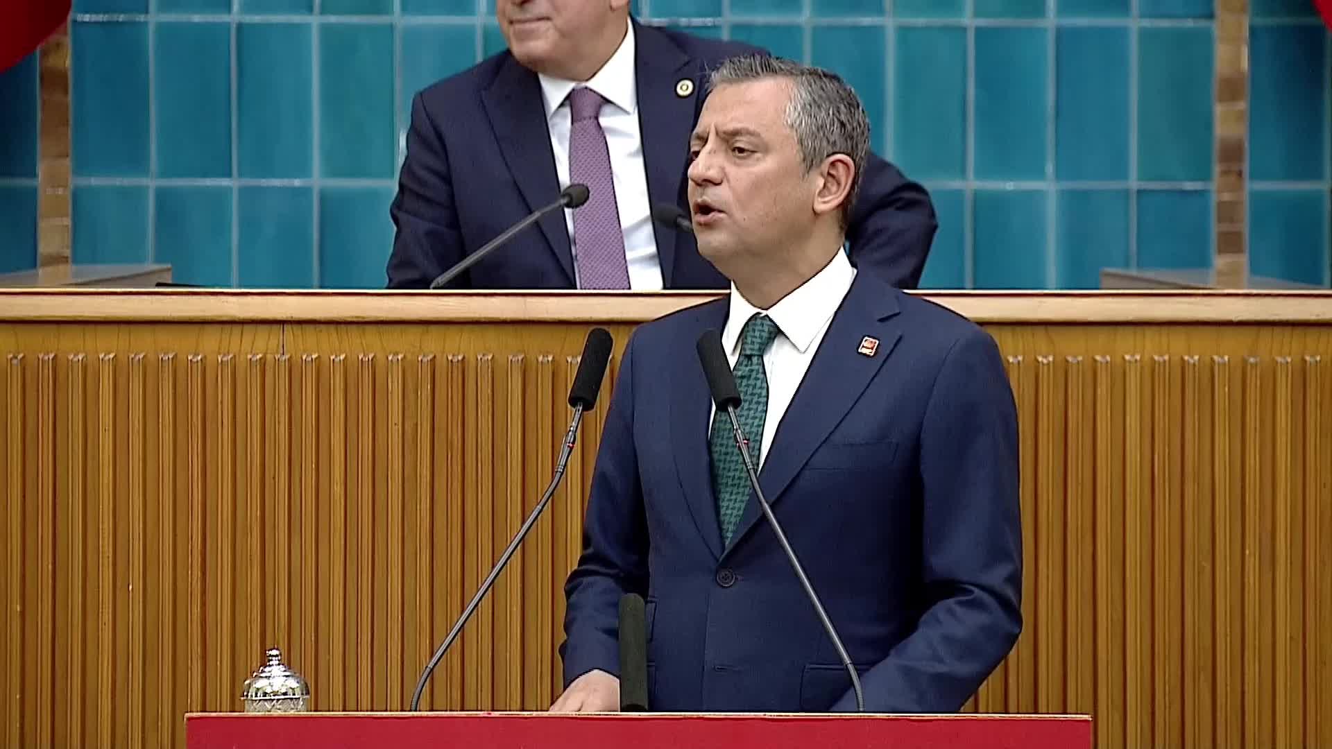 CHP grup toplantısı... Özgür Özel'den iktidara "etki ajanlığı" tepkisi: "Sakın geçen haftakine benzer bir metnin orasını burasını değiştirip aynı niyetle gelmeyin. Kırmızı alarm kalkmadı, sarıya çevirdik"