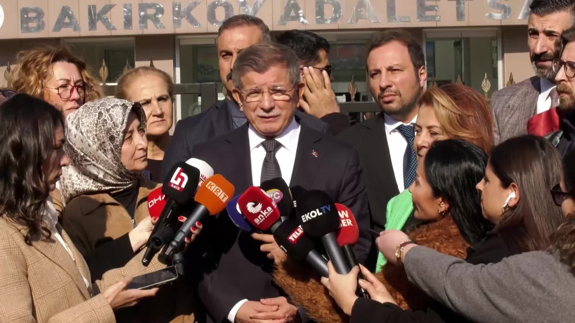 'Yenidoğan çetesi'yle ilgili ilk soruşturmayı 2016'da başlattığını açıklayan Davutoğlu: "İsyan ediyorum. Yedi yıl ne yaptınız siz ya? Sağlık bakanları ne yaptı? Müsteşarları ne yaptı? Ha adalet ne yaptı?""
