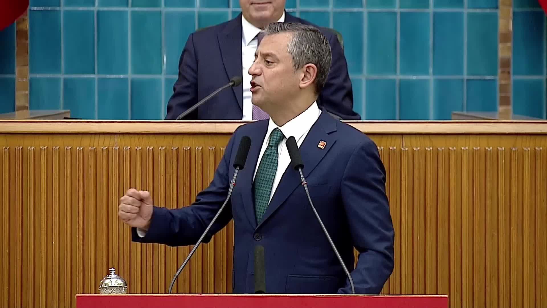 CHP'li belediye başkanlarına "pazar yeri" baskısı... Özgür Özel başkanlara sahip çıktı: "Atatürk'ün partisi dimdik arkanızda"