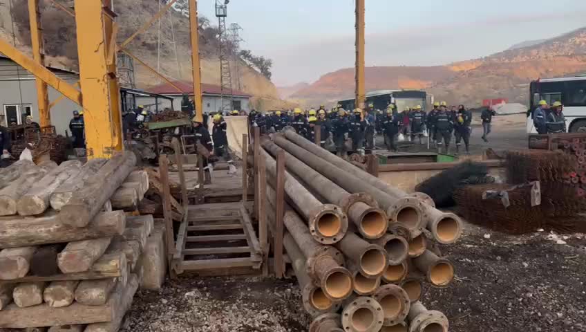 Çayırhan Termik Santrali maden sahalarının özelleştirme kararına karşı 500 madenci, kendilerini madene kapatarak eylem başlattı