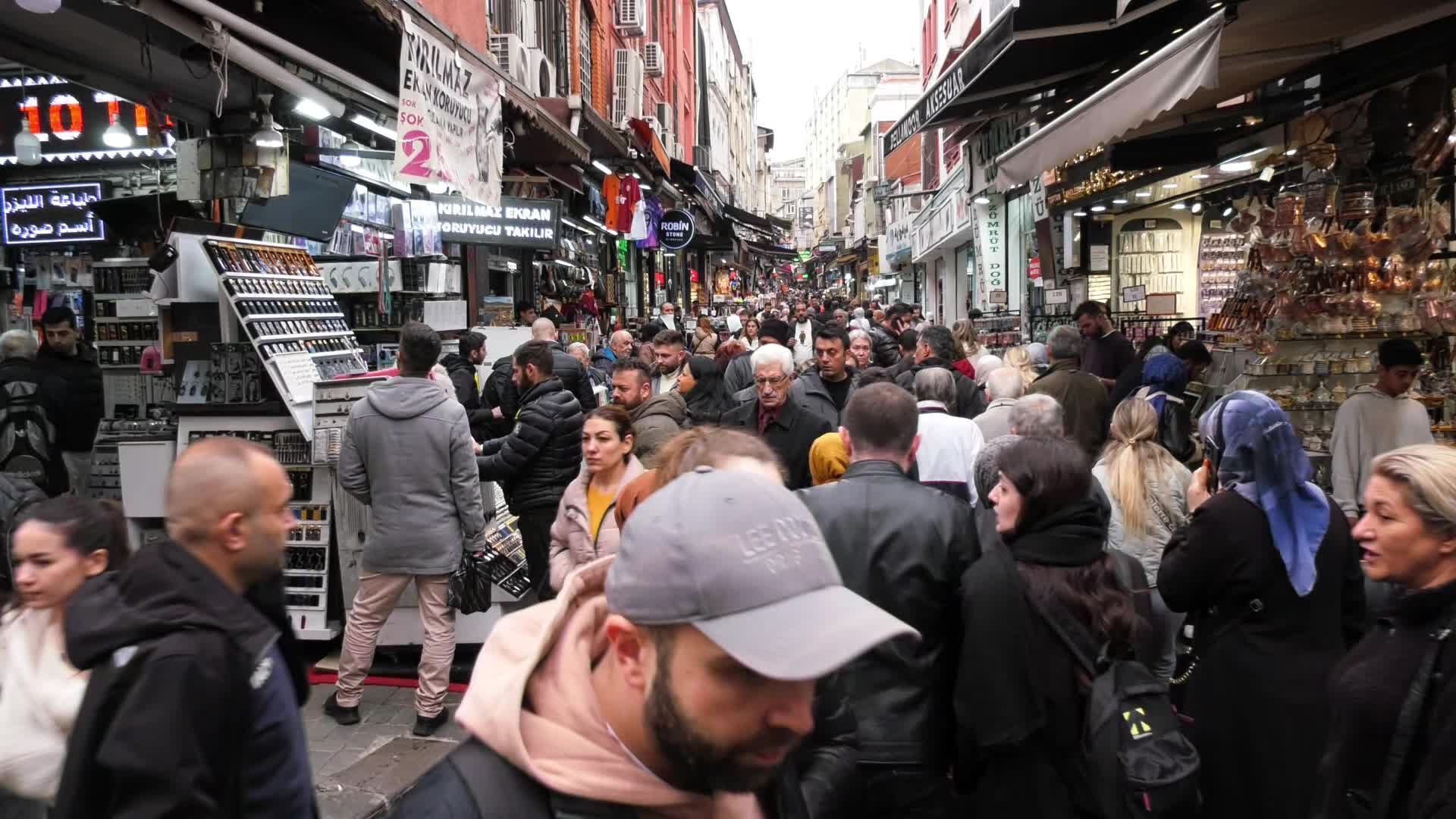 Mahmutpaşa'da vatandaşın kriz isyanı: Paranın olmadığı yerde ne yapabilirsiniz? 23 yaşında saçım bembeyaz oldu