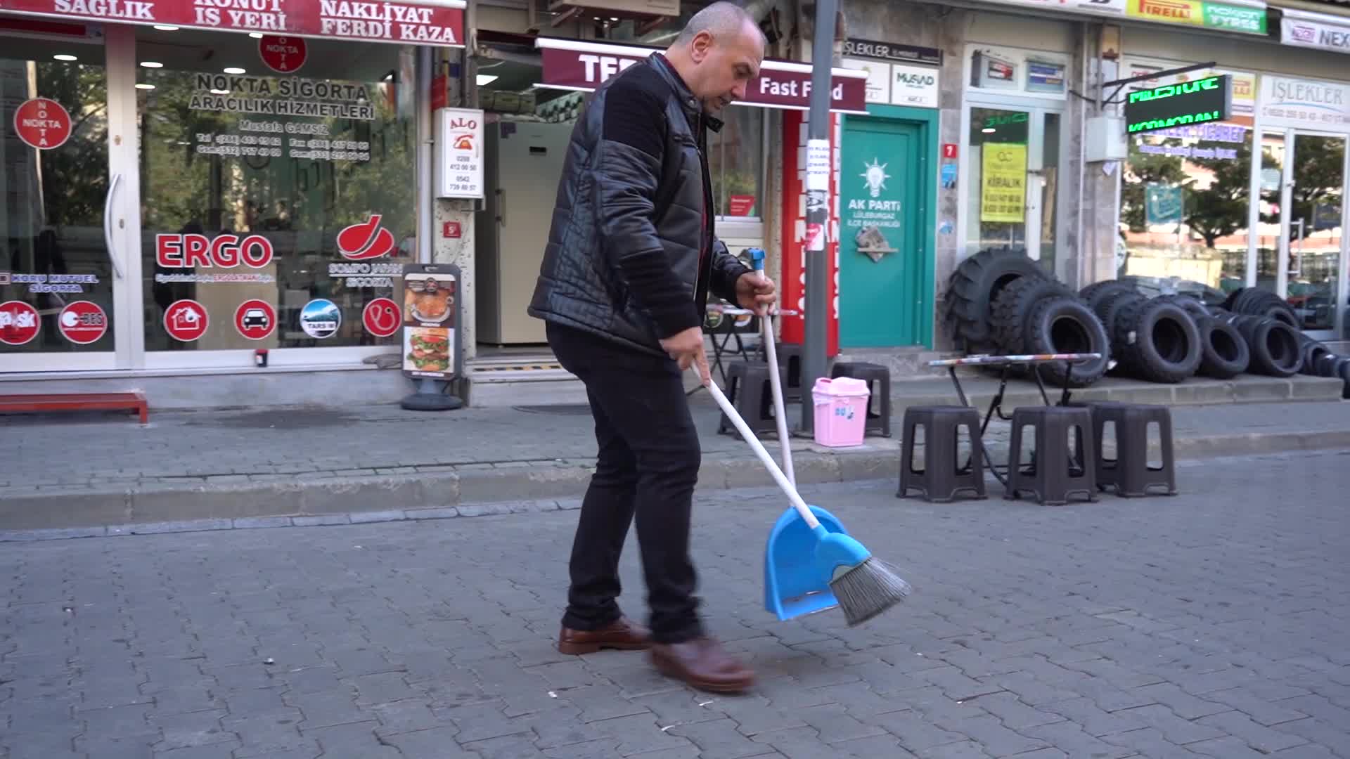 Lüleburgazlı esnaf Ayhan Karabıyık  çevresine örnek oluyor