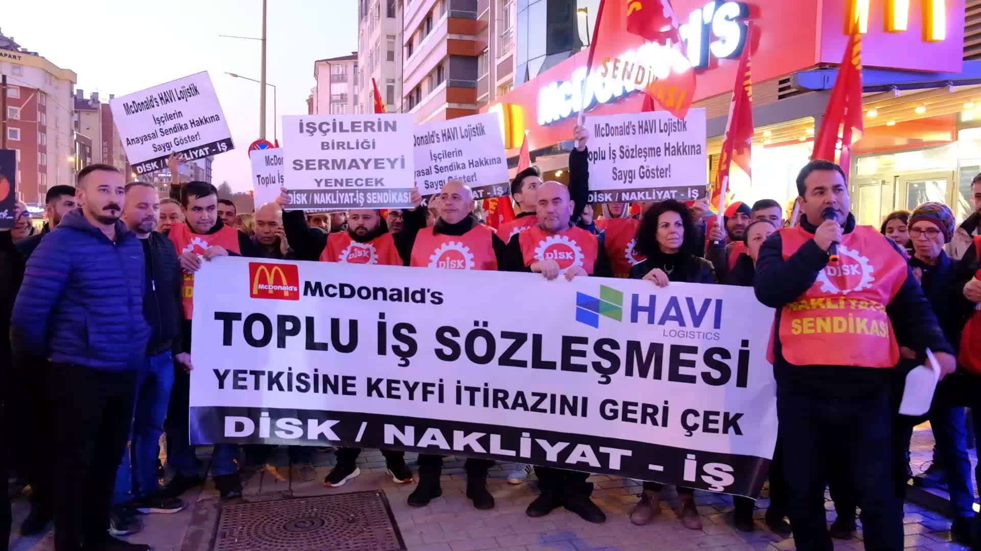 Eskişehir’de işçilerden McDonald’s önünde oturma eylemi