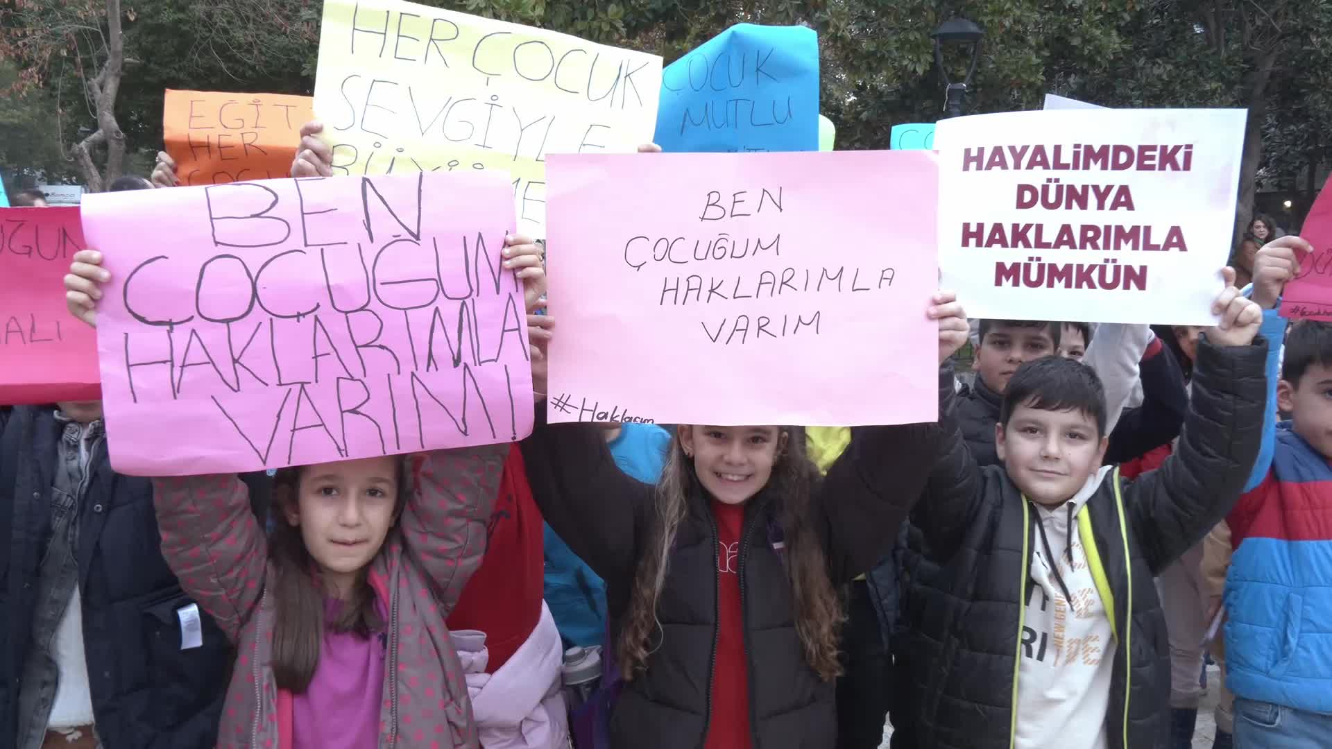 Manisa'da çocuklar hakları için yürüdü