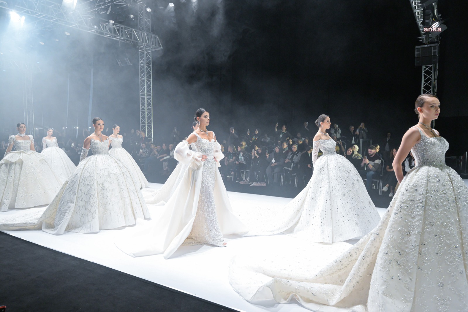 IF Wedding Fashion İzmir podyumları 2025 modasına yön verecek