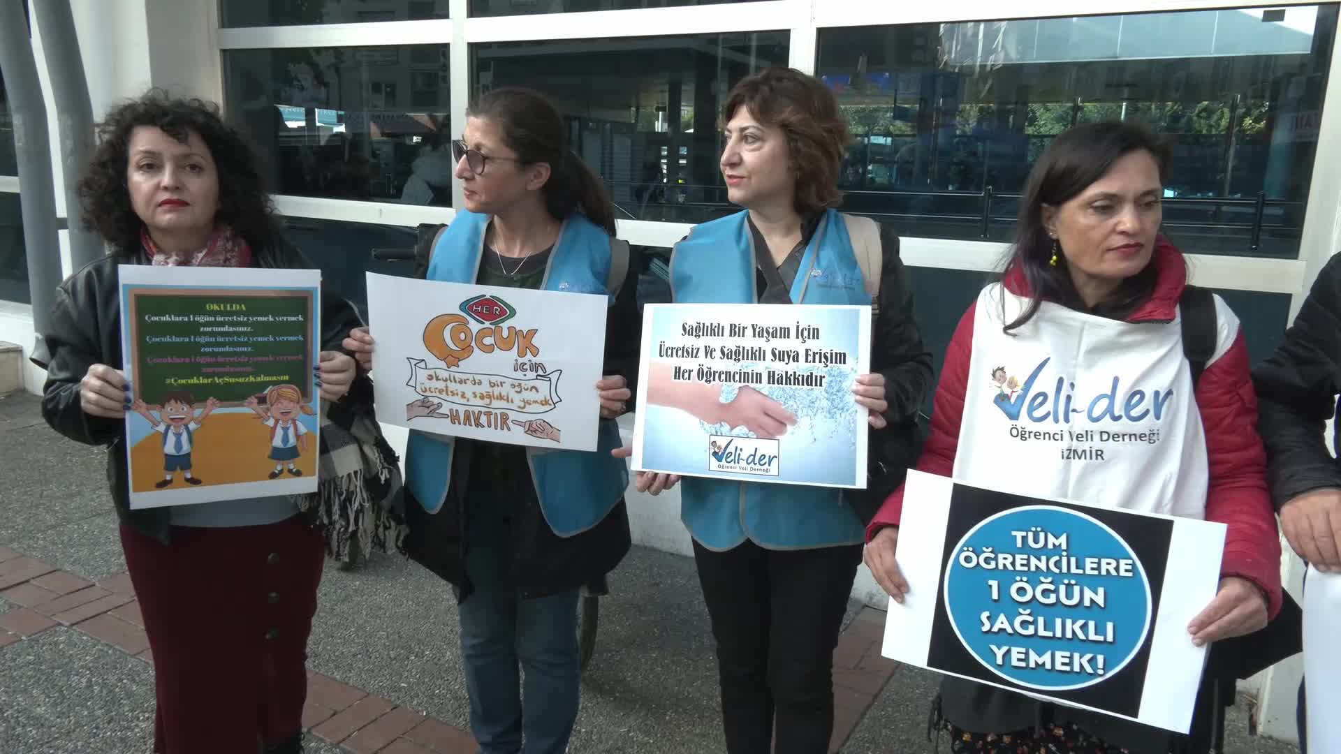 Veli-Der üyelerinden İzmir'de Dünya Çocuk Hakları Günü açıklaması: Yerel ve merkezi yönetimlere çocuklarımız için yardım ve destek çağrısı yapıyoruz