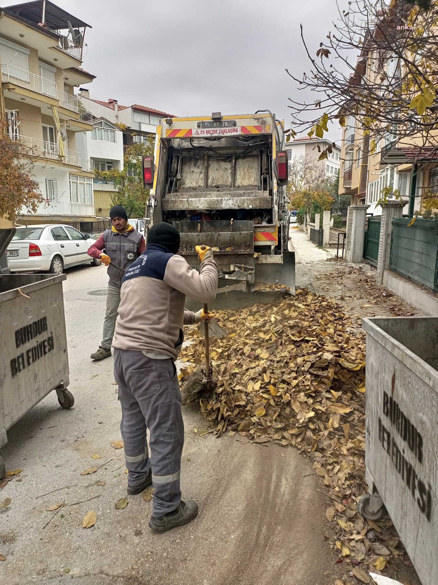 Burdur Belediyesi ekiplerinden kapsamlı sonbahar temizliği