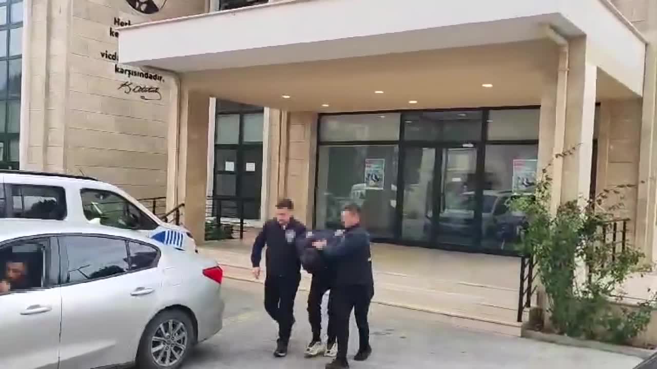 AK Parti Beylikdüzü İlçe Başkanlığı'na kaldırım taşı atan şüpheli gözaltına alındı