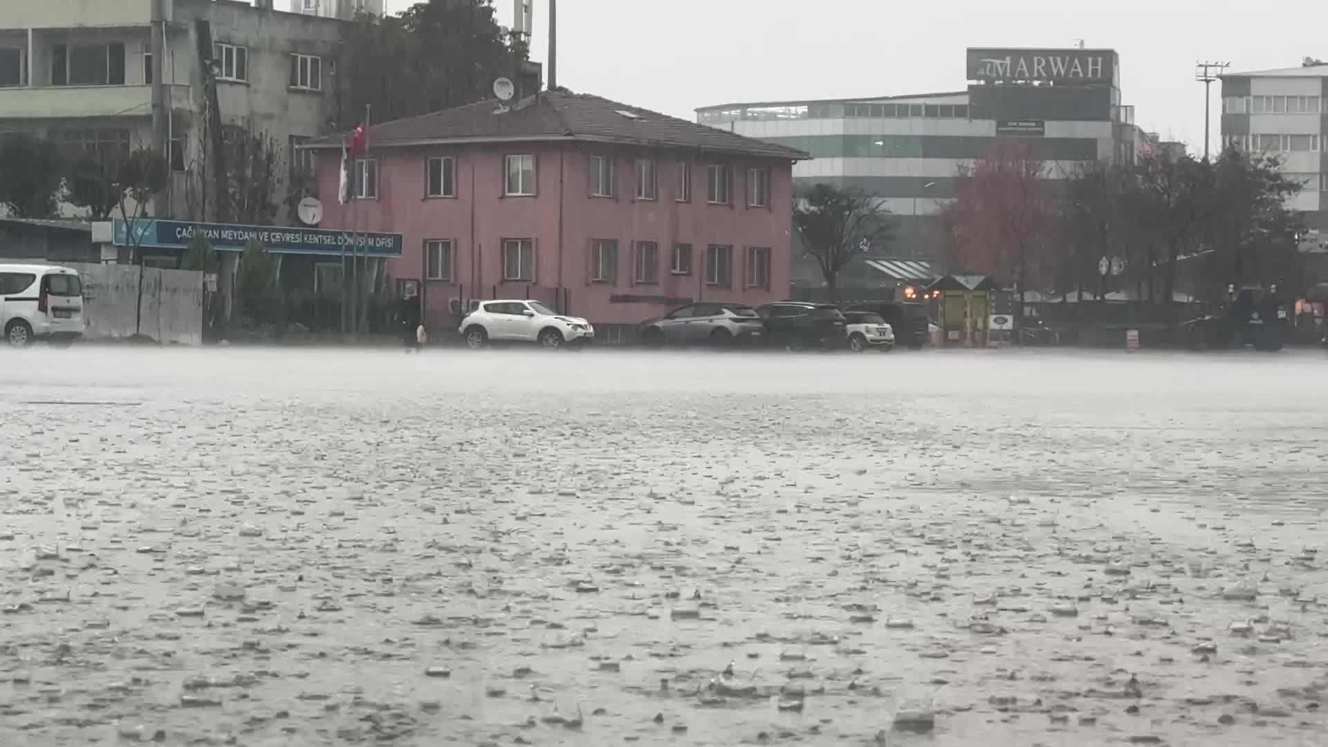 İstanbul'da etkili olan lodos ve yağış nedeniyle İstanbul Havalimanı'na inemeyen bazı uçaklar çevre havalimanlarına yönlendirildi