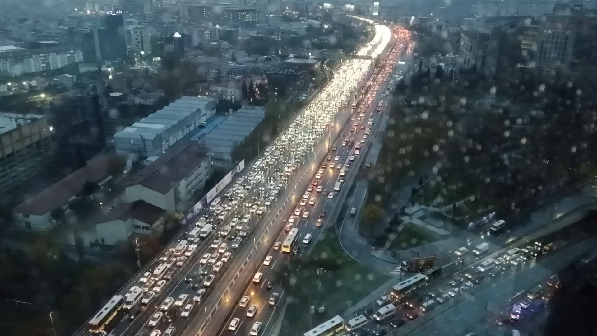 İstanbul'da akşam trafiğinde yoğunluk yaşanıyor