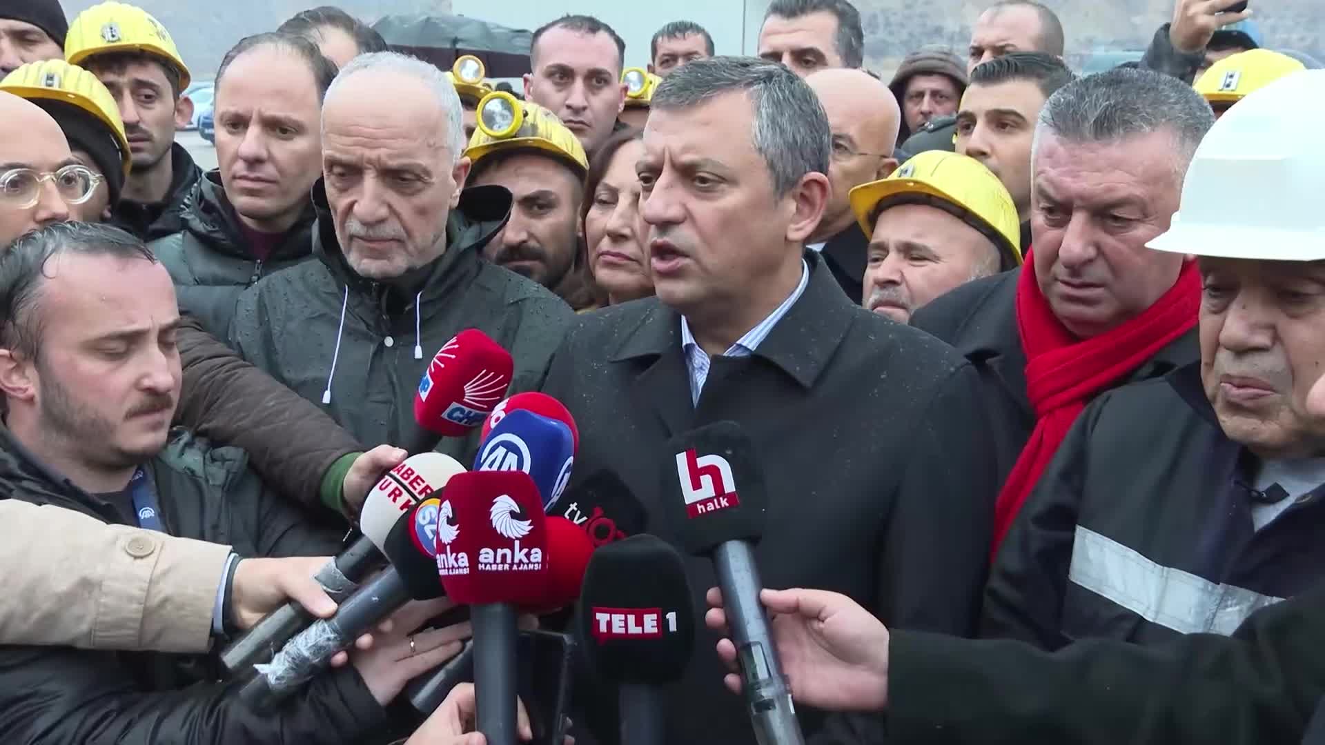 Özgür Özel, Çayırhan’da... “Bütün Türkiye’ye sesleniyorum: Bu mücadelenin arkasında durursanız madenciler, tarihin akışında önemli bir direnç noktasını başarmış olacaklar”