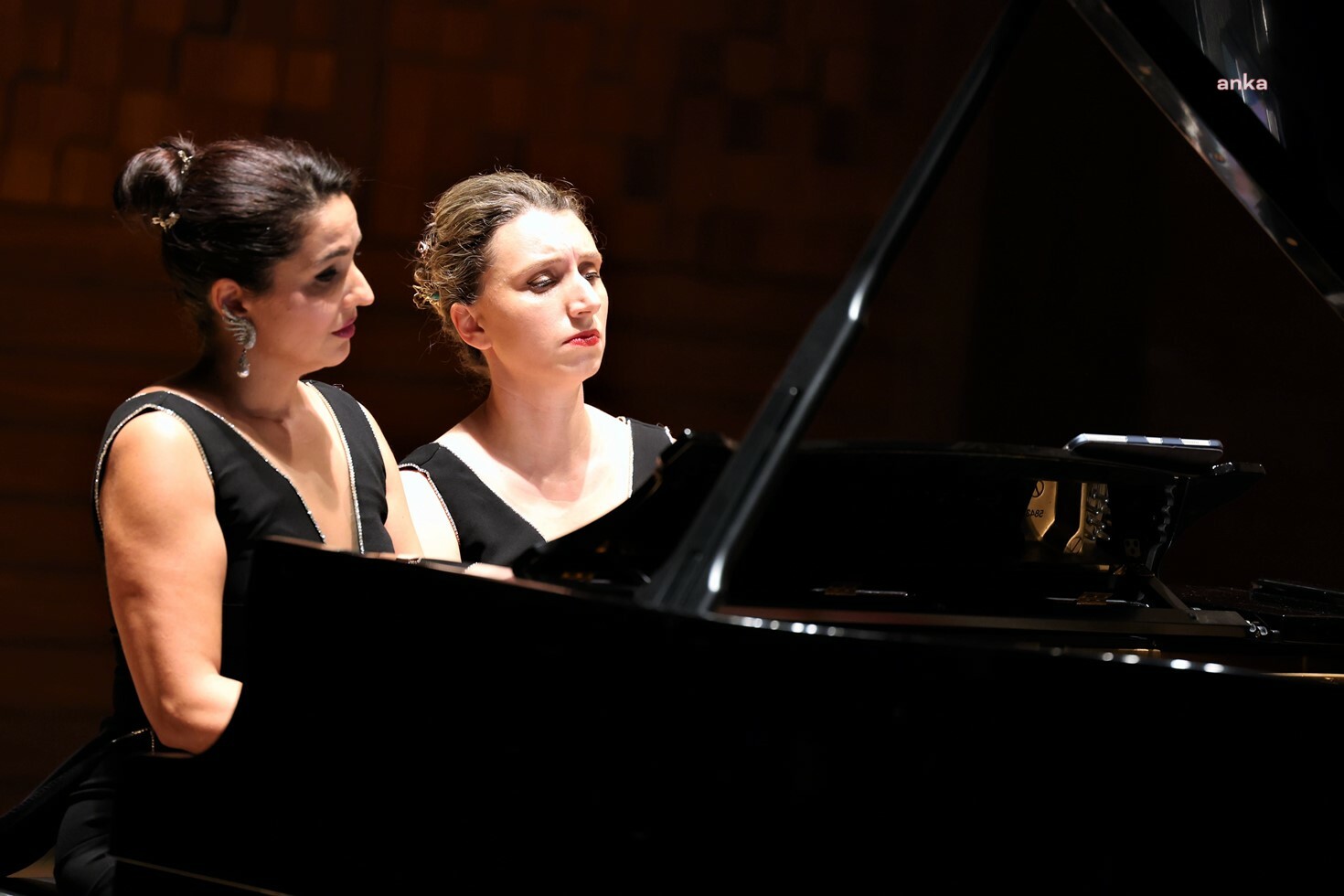 İzmir'de Duo Blanc & Noir Simply Classic konseri ilgi gördü