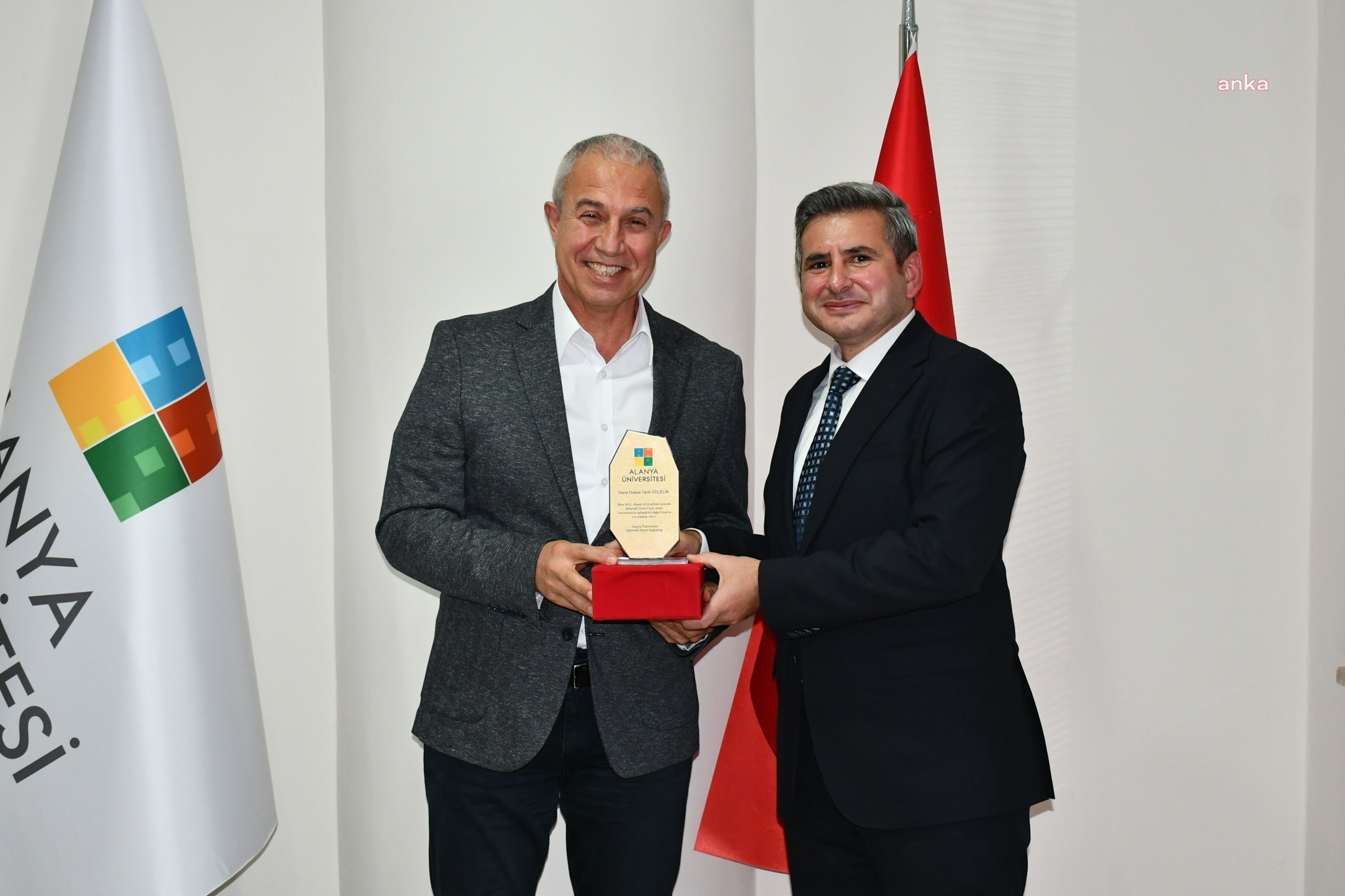 Alanya Üniversitesi’nden Alanya Belediye Başkanı Özçelik’e plaket