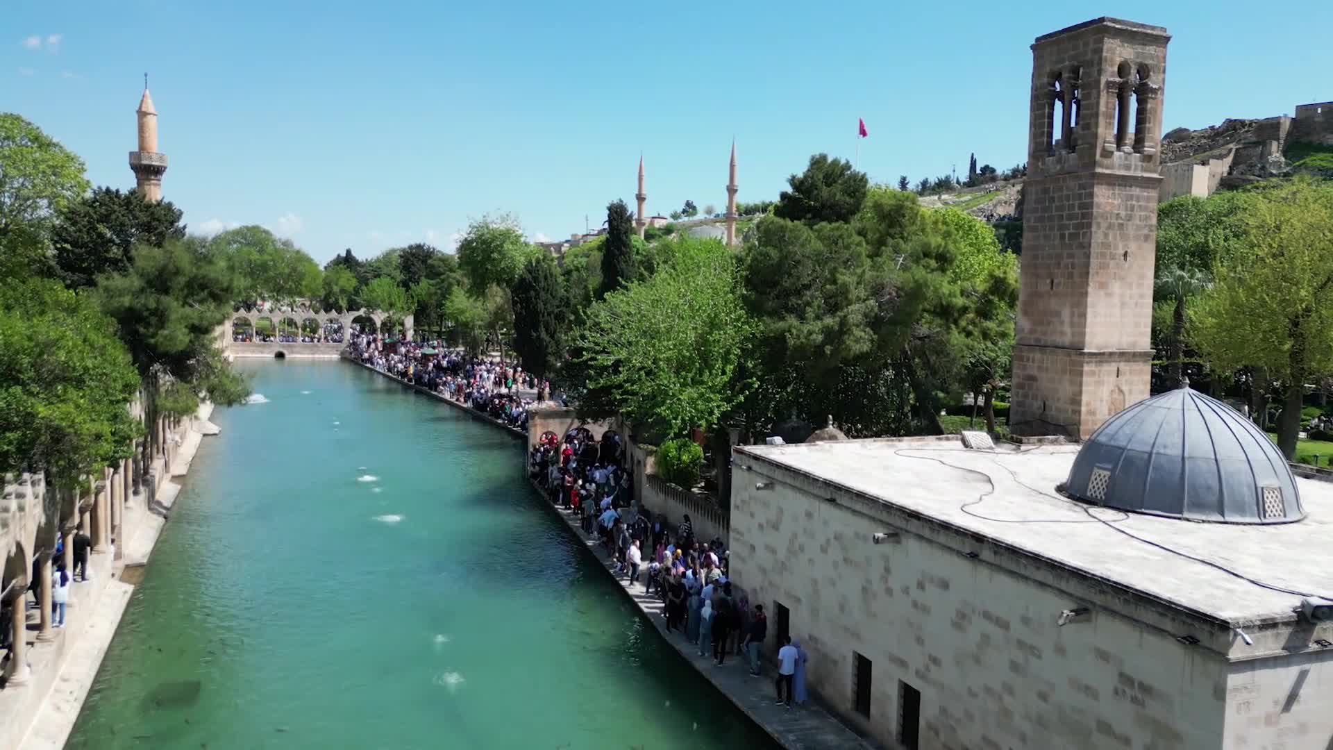 Kızılkoyun nekropolünde bulunan yazıt, restorasyon çalışmalarının ardından yerine konuldu