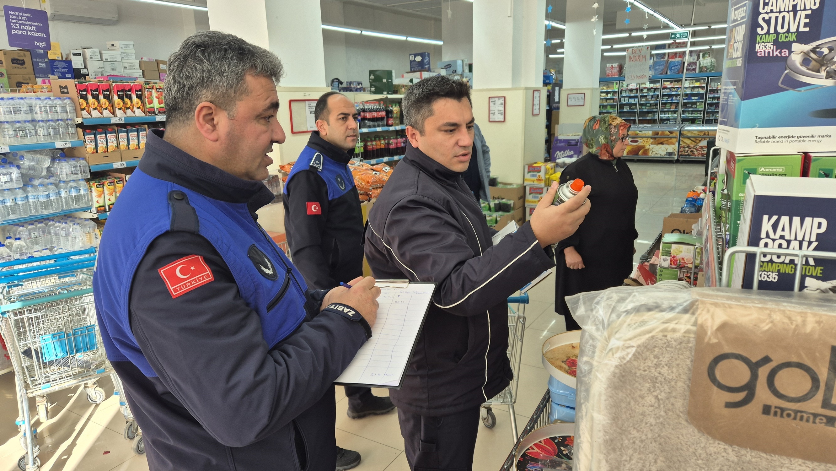 Gemlik Zabıtası, raf ve kasa arasındaki fiyat farkı için denetime çıktı