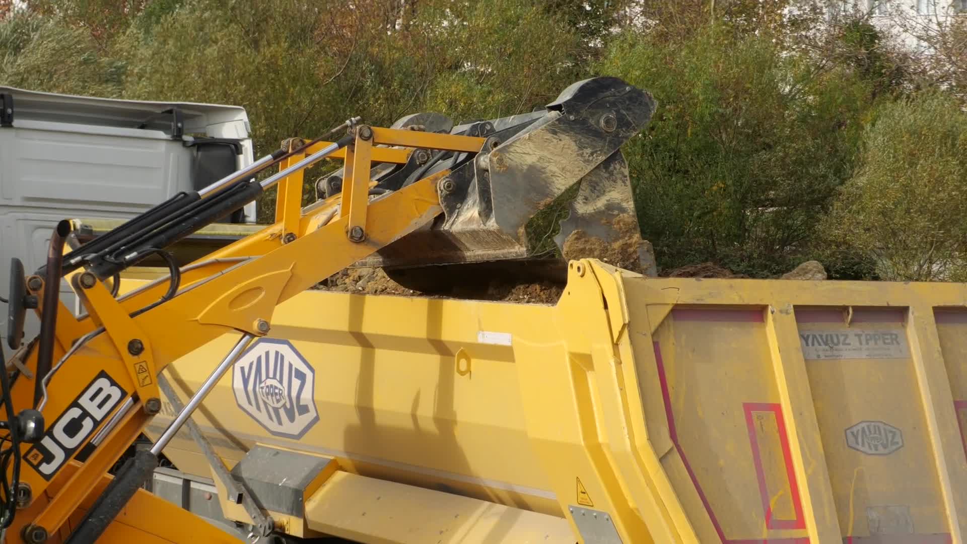 Esenyurt zabıtasından kaçak moloz dökümüne müdahale