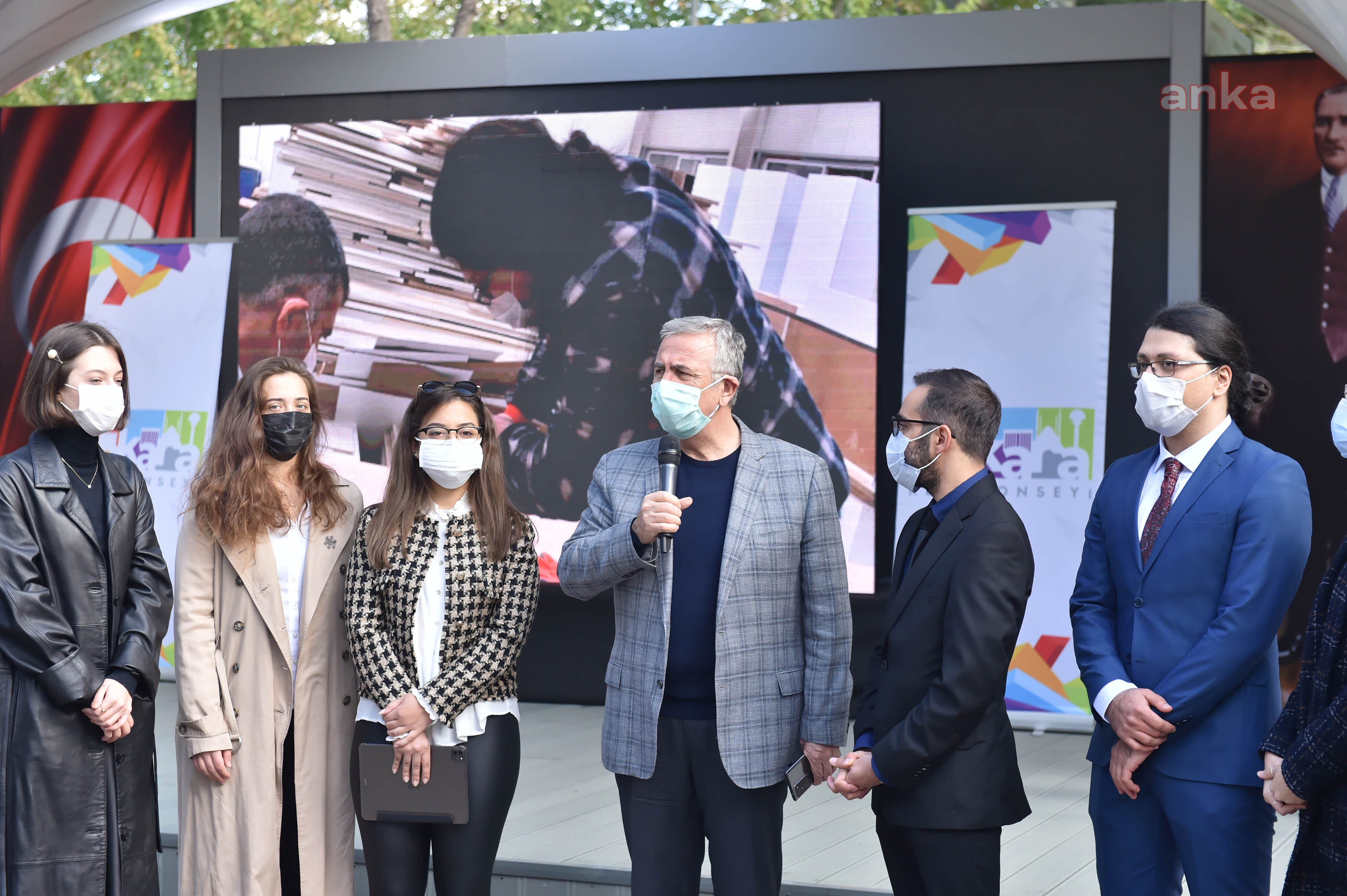 MANSUR YAVAŞ, KENT KONSEYİ ETKİNLİK ALANINDA ÜNİVERSİTELİLERLE BULUŞTU