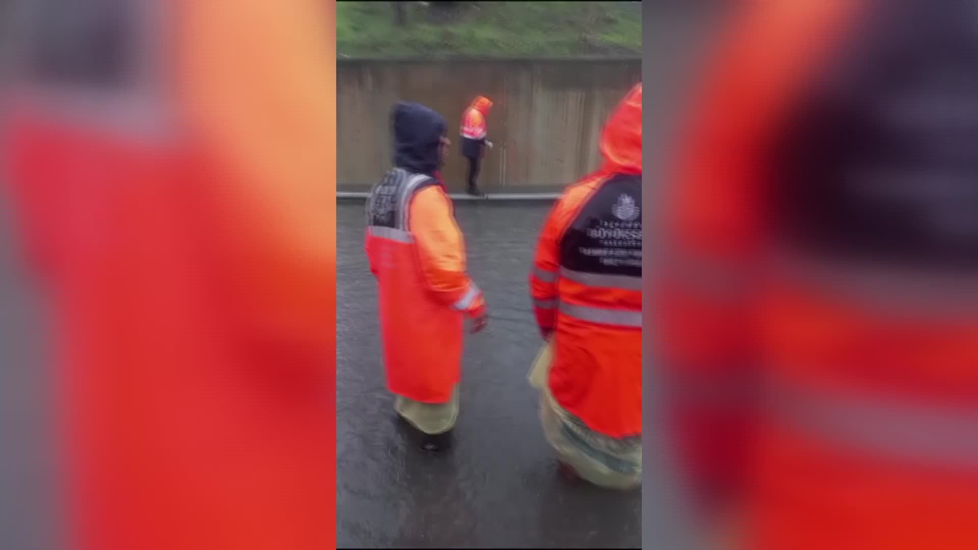 Mahsur kalan aracın kurtarılmasına İBB ekipleri de katıldı