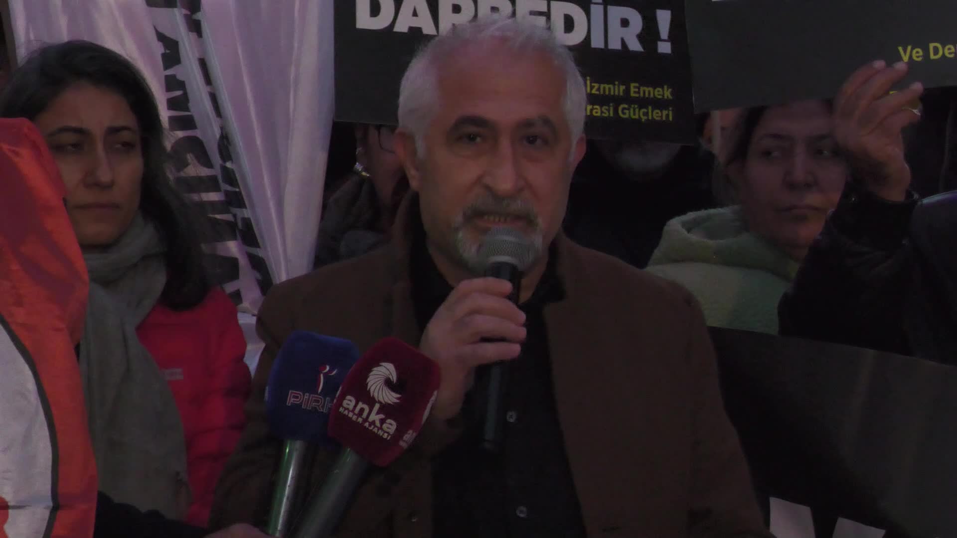 İzmir'de Emek ve Demokrasi Güçleri bileşenleri, Tunceli ve Ovacık belediyelerine kayyum atamalarını protesto etti
