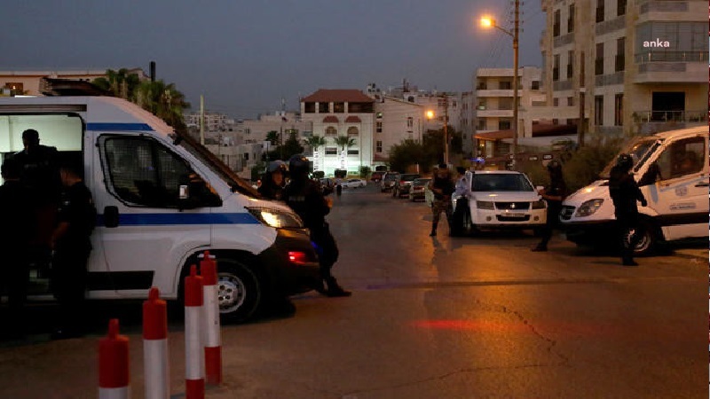 Ürdün'deki İsrail Büyükelçiliği yakınlarında silahlı saldırı meydan geldi, üç polis yaralandı