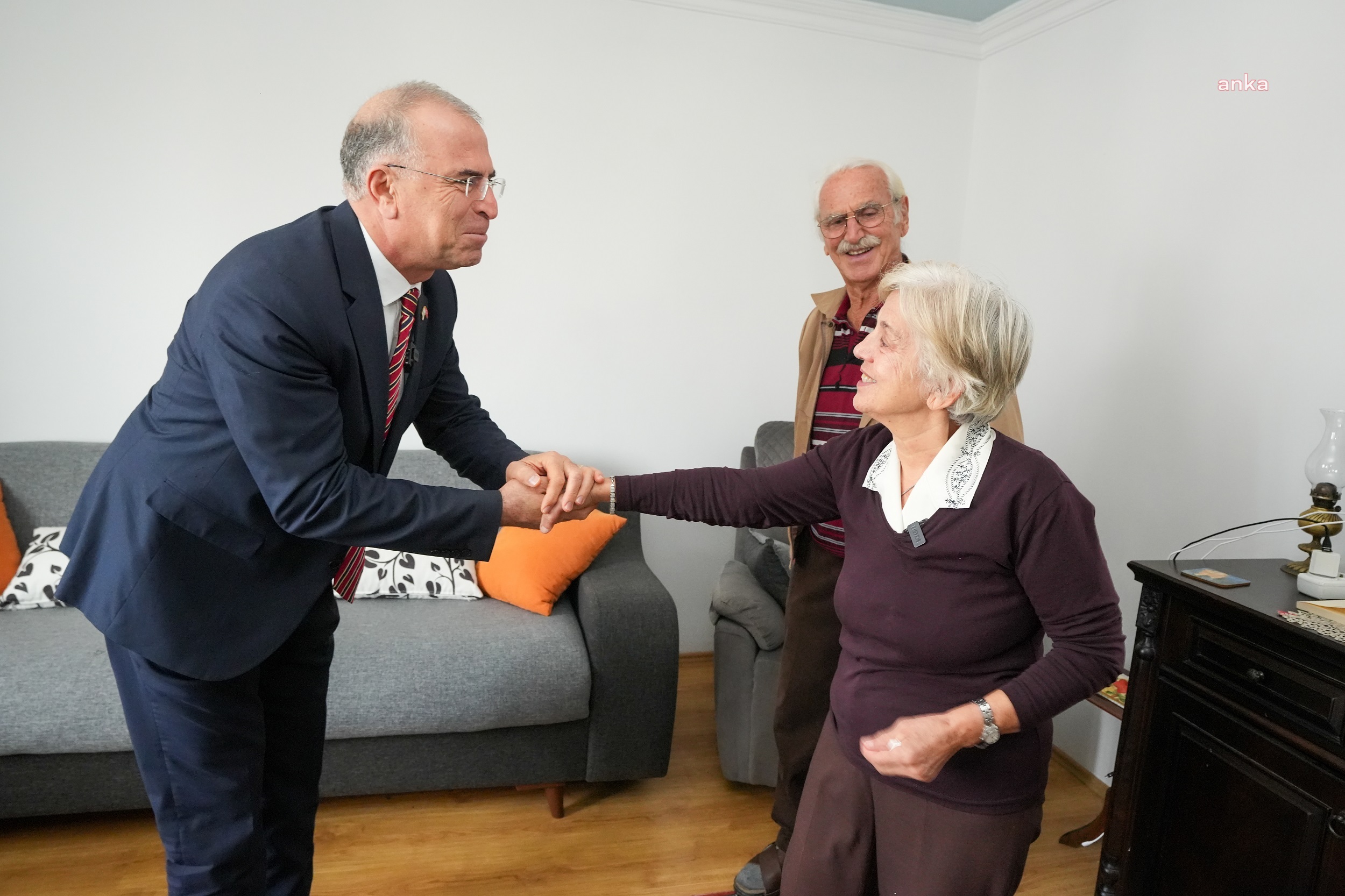 Gaziemir Belediye Başkanı Işık’tan lise öğretmenine ‘Öğretmenler Günü’ ziyareti