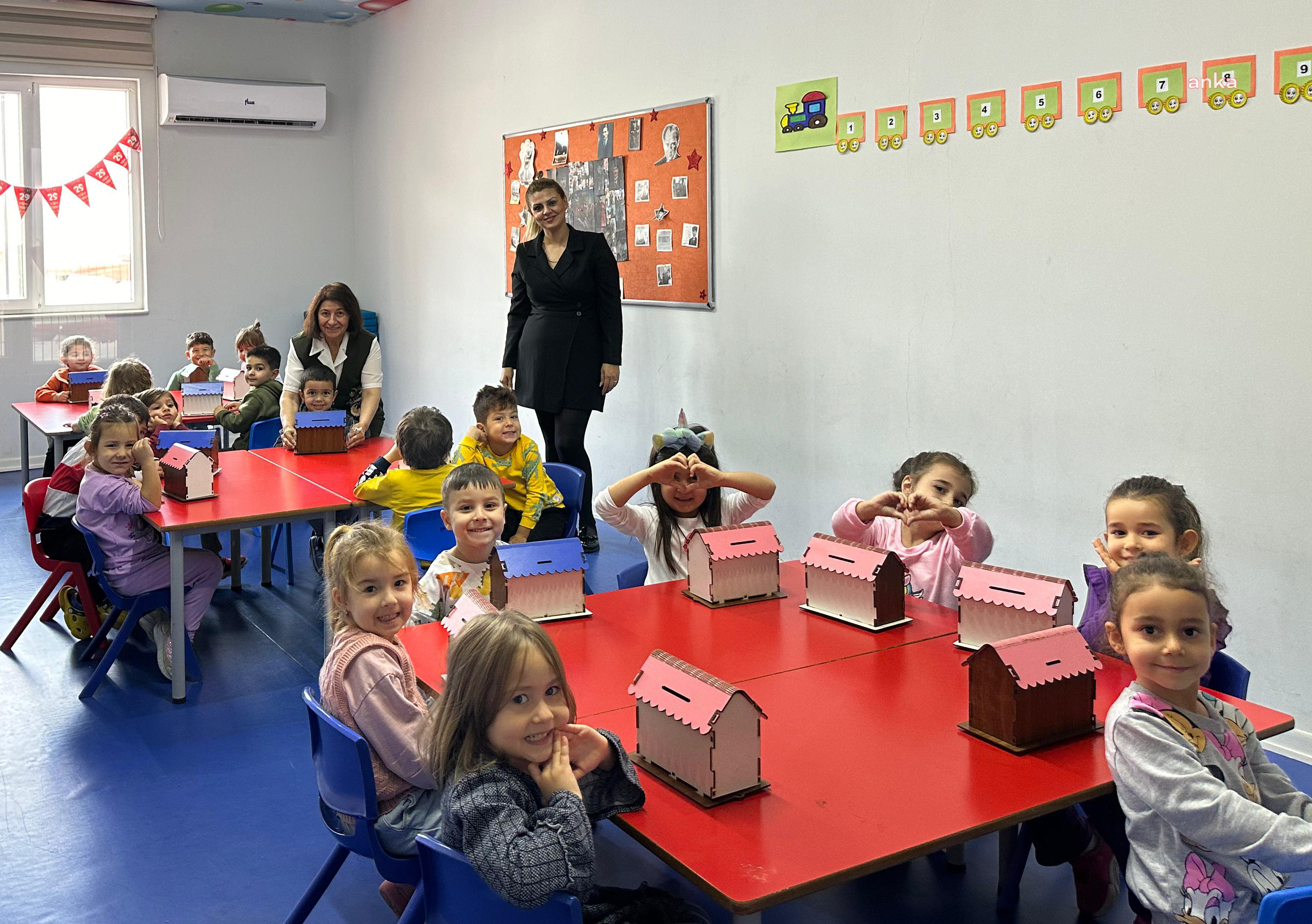 Muratpaşa'da emekli öğretmenlerden minik öğrencilere sürpriz
